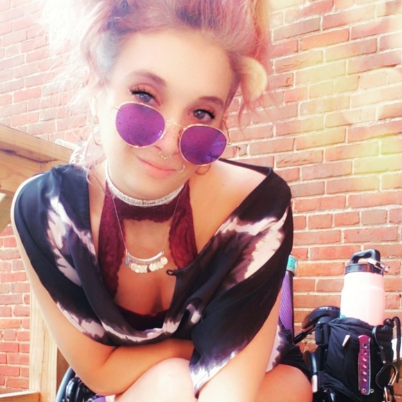 Meet your Posher, Maegan - Picture 4 of 4